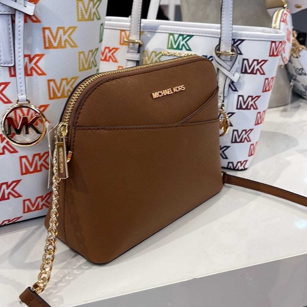 MICHAEL KORS
Jet Set Travel Medium Dome Crossbody Bag
Luggage
NWT - Picture 4 of 16